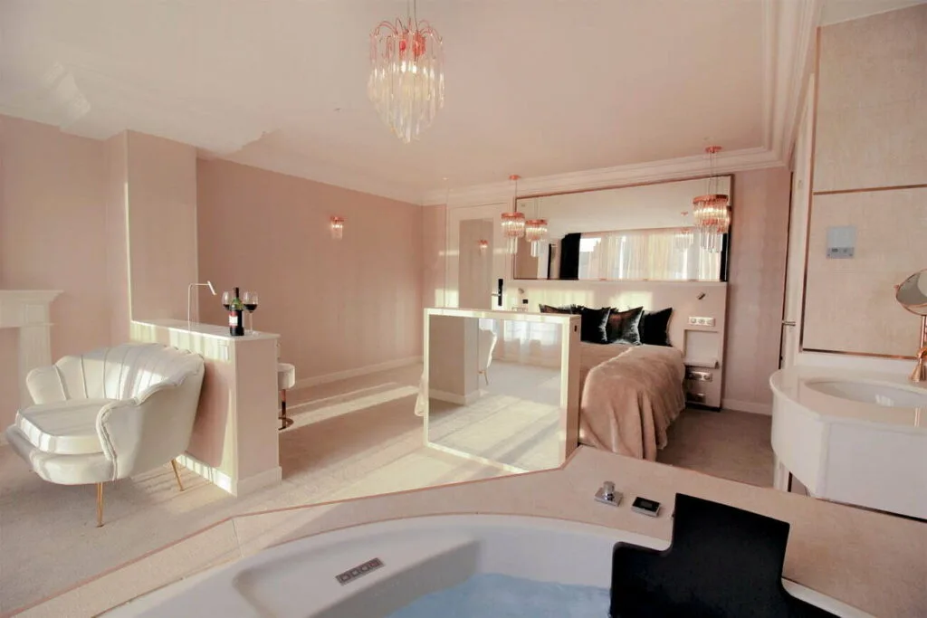 Chambre avec jacuzzi pour deux à l'hôtel Paris j'Adore, love room à Paris 17e