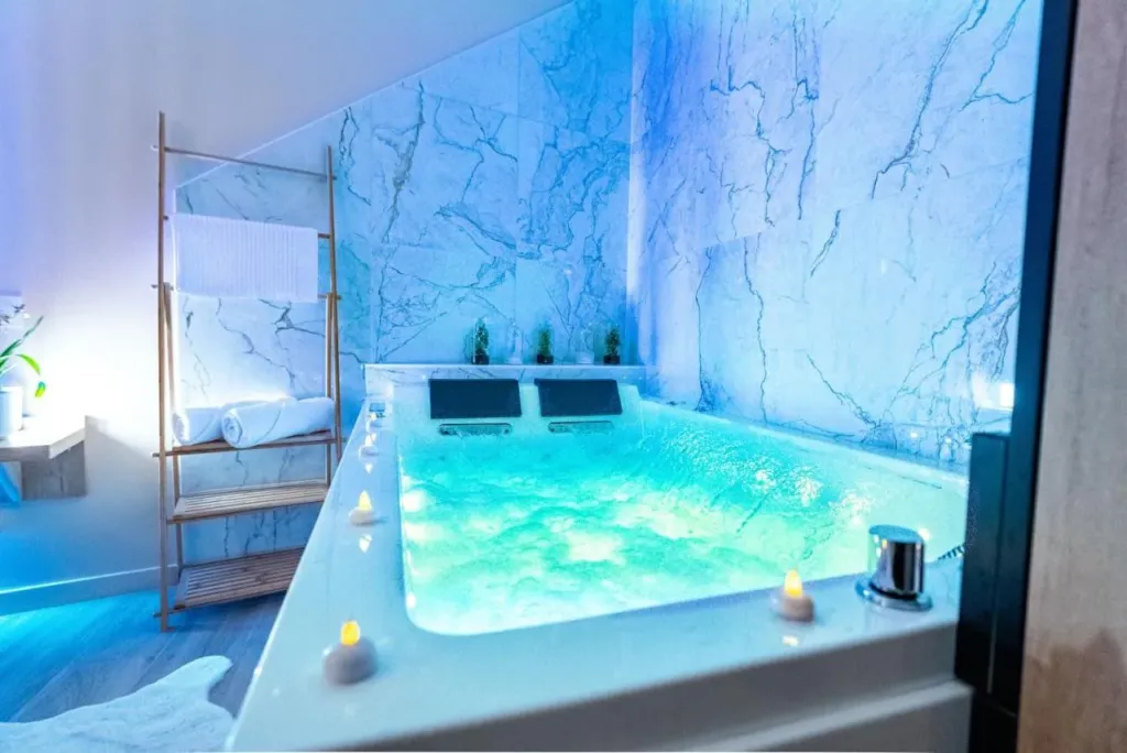 L'Amour d'Or : bain à remous illuminé, love room à Besançon