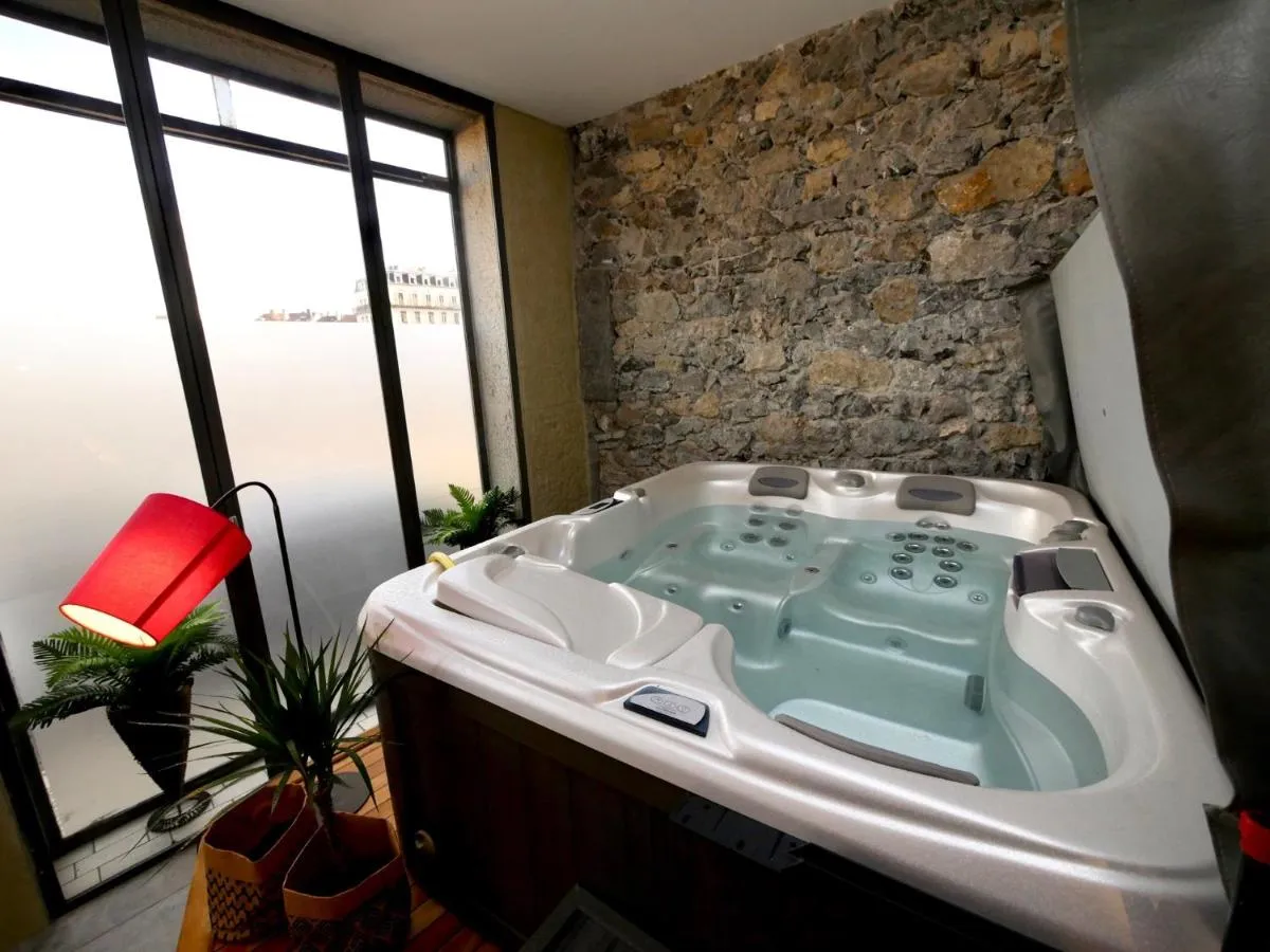 At Home Spa : bain à remous et mur de pierre, love room à Grenoble