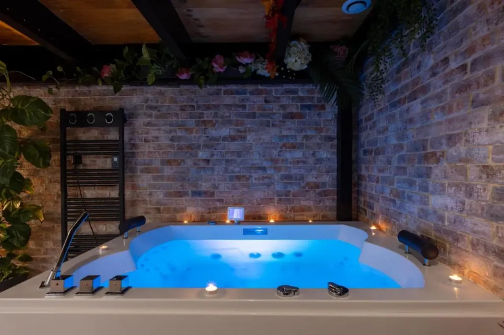 Au Spa de LLea : jacuzzi devant le mur de briques, love room à Avignon