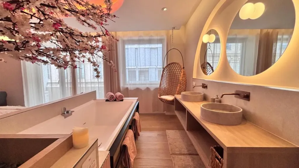 Blossom Suite : jacuzzi et cerisier en fleurs, love room à Lyon