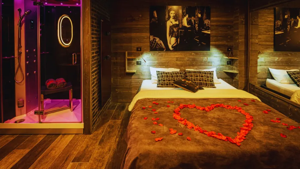 Boudoir Spa : chambre aux pétales de rose, love room à Lyon