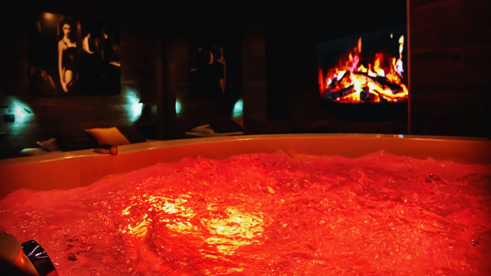 Boudoir Spa : jacuzzi privatif face à la cheminée, love room à Lyon
