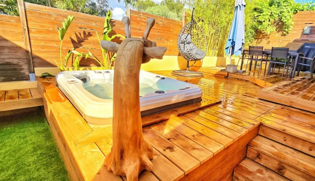 Soirée romantique en plein air : le spa sur la terrasse en bois de la Maison Casa Milesa, à Nice