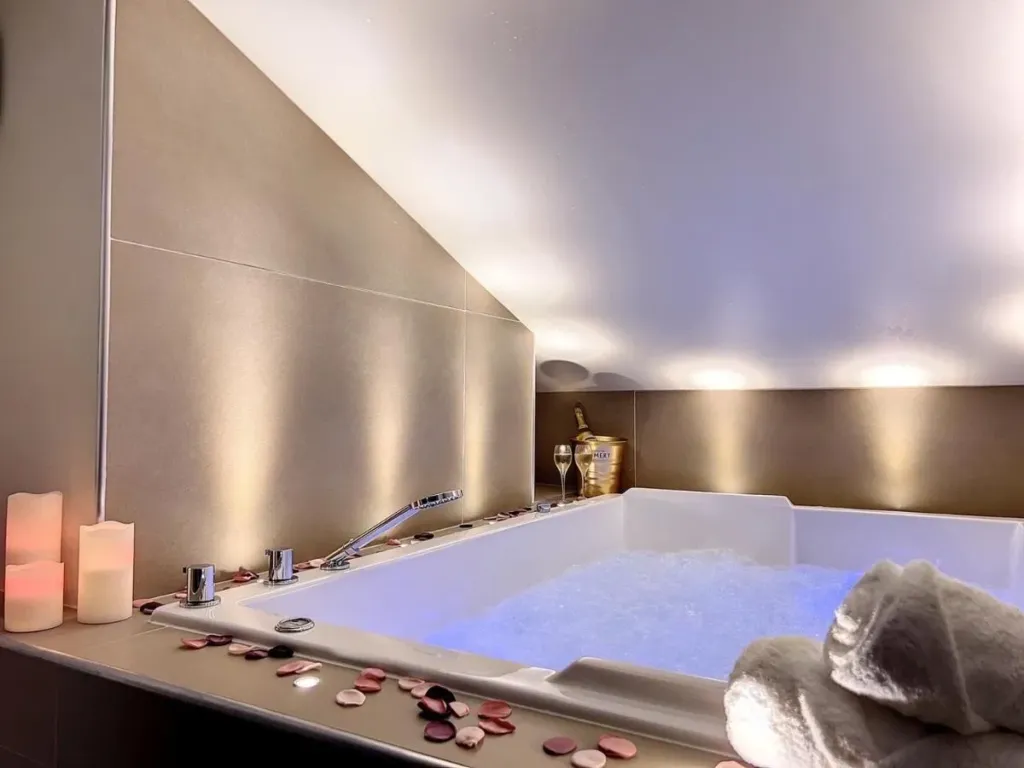 Cocon Blanc Câlin : bain à remous et chandelles, love room à Saint-Étienne