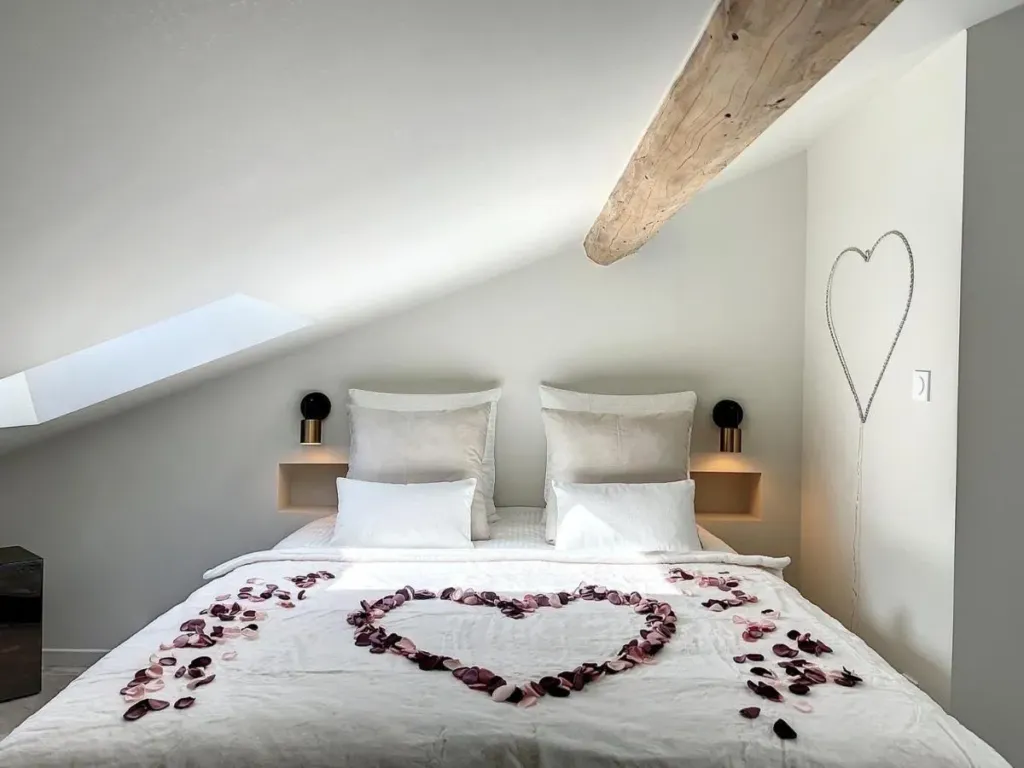 Cocon Blanc Câlin : lit sous les combles, love room à Saint-Étienne