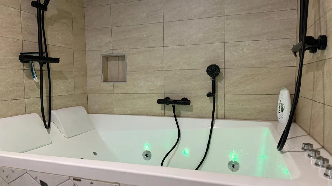 Cocon Mayennais : baignoire balnéo double, love room à Laval
