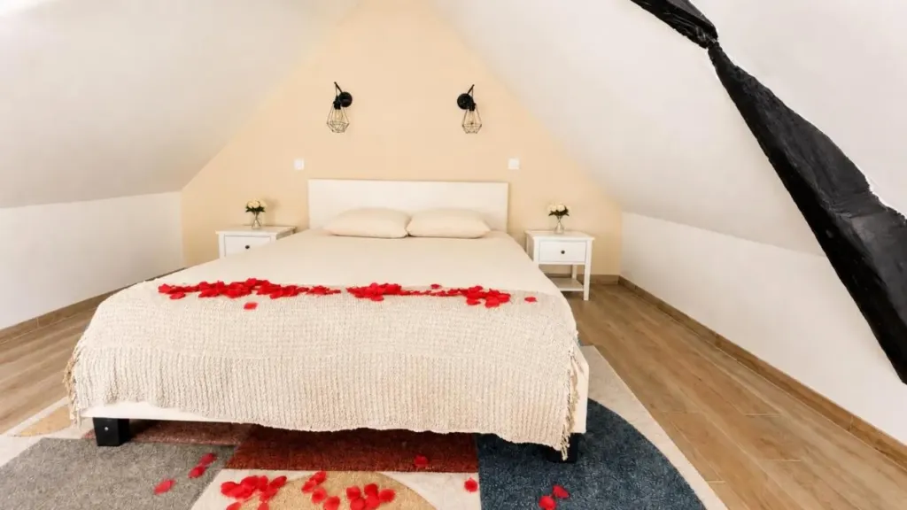 Cocon Mayennais : chambre sous les toits et pétales de rose, love room à Laval