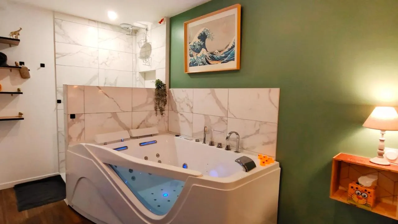 Votre Escale Jungle : baignoire balnéo, love room à Niort