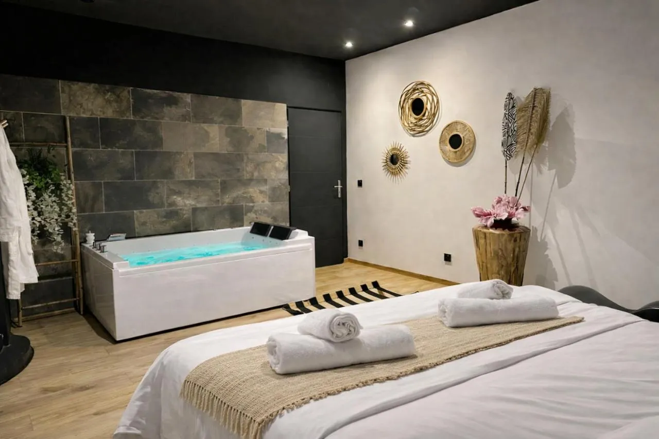 Escale Singulière : chambre et baignoire balnéo, love room à Sète