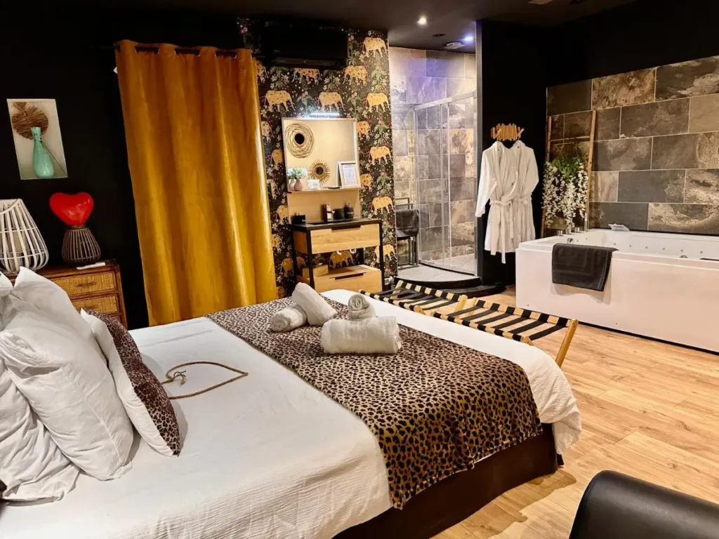 Escale Singulière : lit et coin bain, love room à Sète