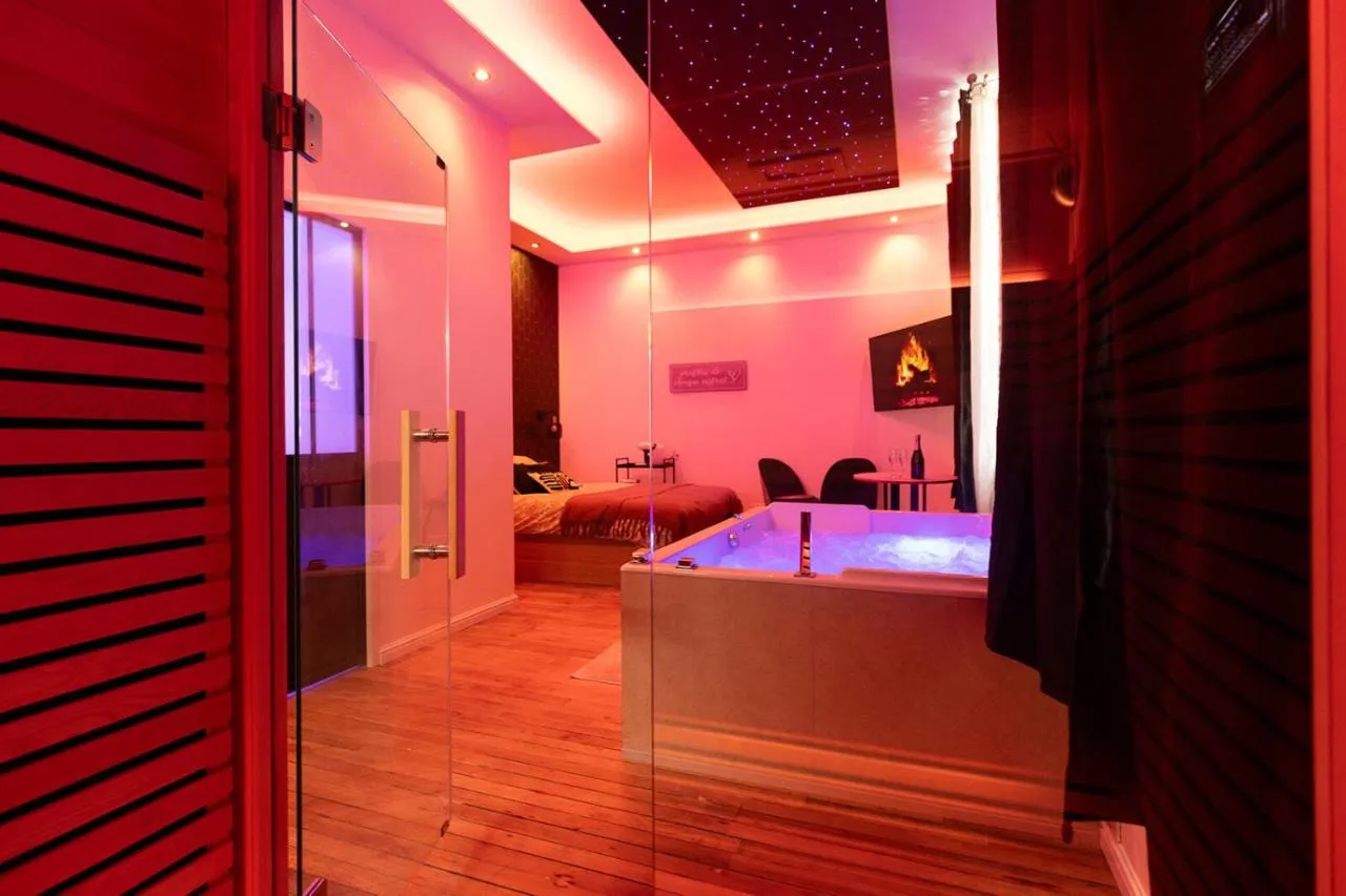 Évasion Spa : jacuzzi en lumière rouge, love room à Dijon