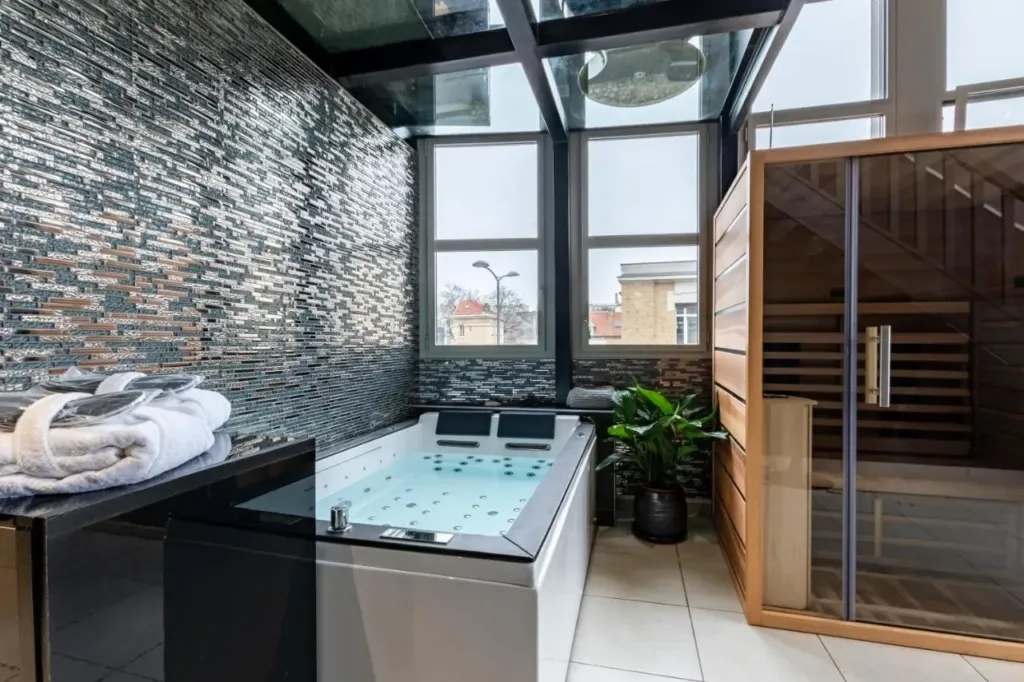 Glamappart'Spa New-York : jacuzzi et sauna du loft, love room à Reims