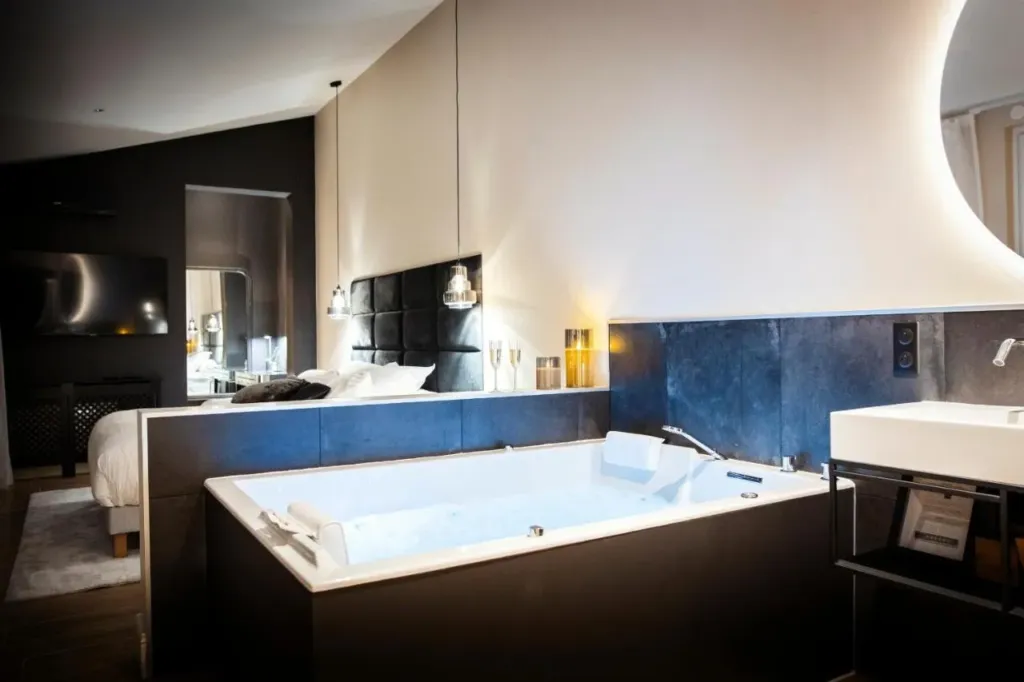 Nuit en love room à Nancy : le jacuzzi privatif d'Hédoné Suite & Spa