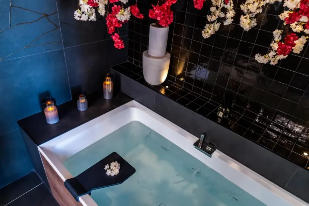 Host Inn Neat Suite : bain aux chandelles, love room à Lyon