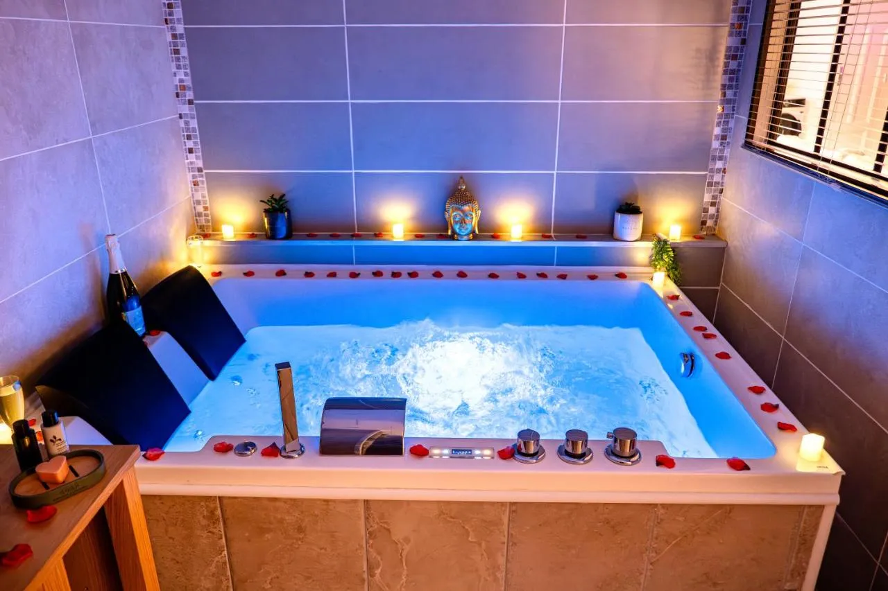 Il Était Une Fois : baignoire balnéo aux chandelles, love room à Gap