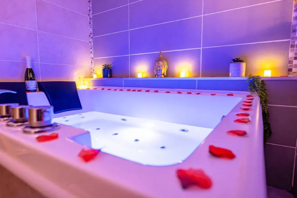 Il Était Une Fois : baignoire balnéo et pétales, love room à Gap