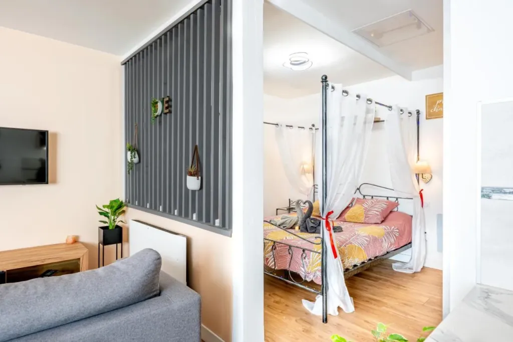 Il Était Une Fois : salon et lit à baldaquin, love room à Gap