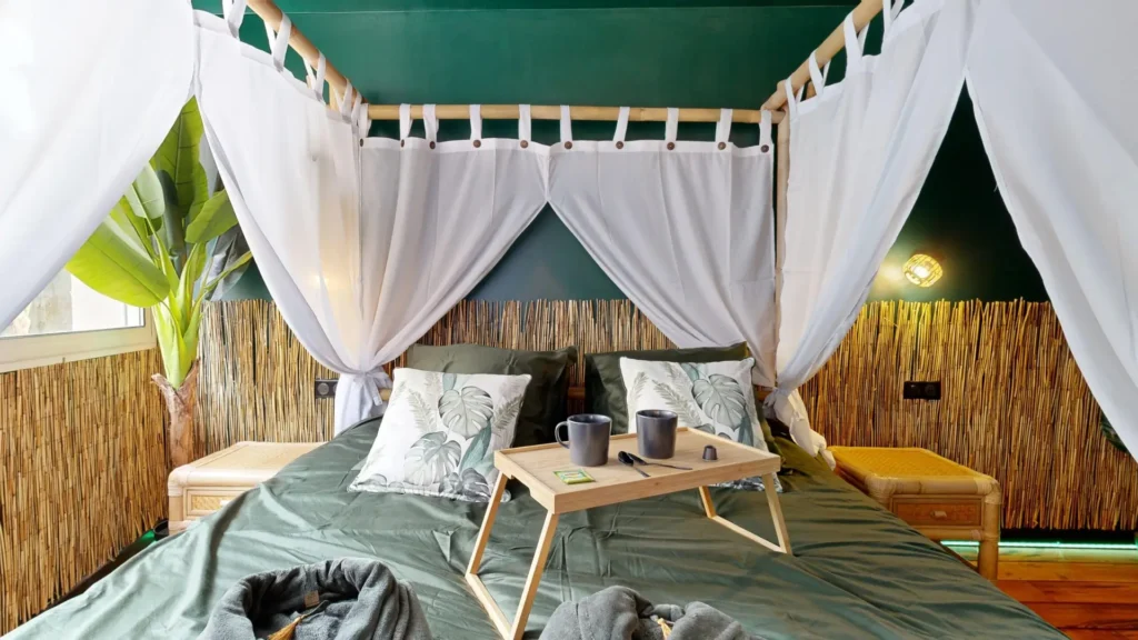 Jungle Love Room : lit à baldaquin, love room à Toulouse