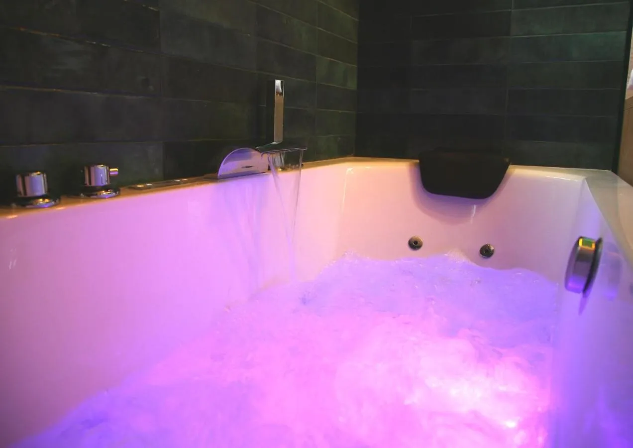 L'Eden Chic : baignoire balnéo illuminée, love room à Arras