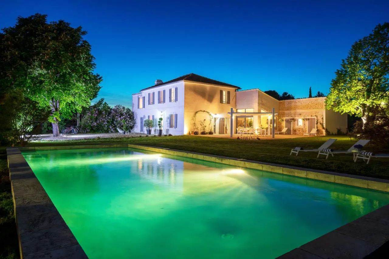 Bastide de Damien : la bastide et sa piscine à la tombée de la nuit, love room à Aix-en-Provence