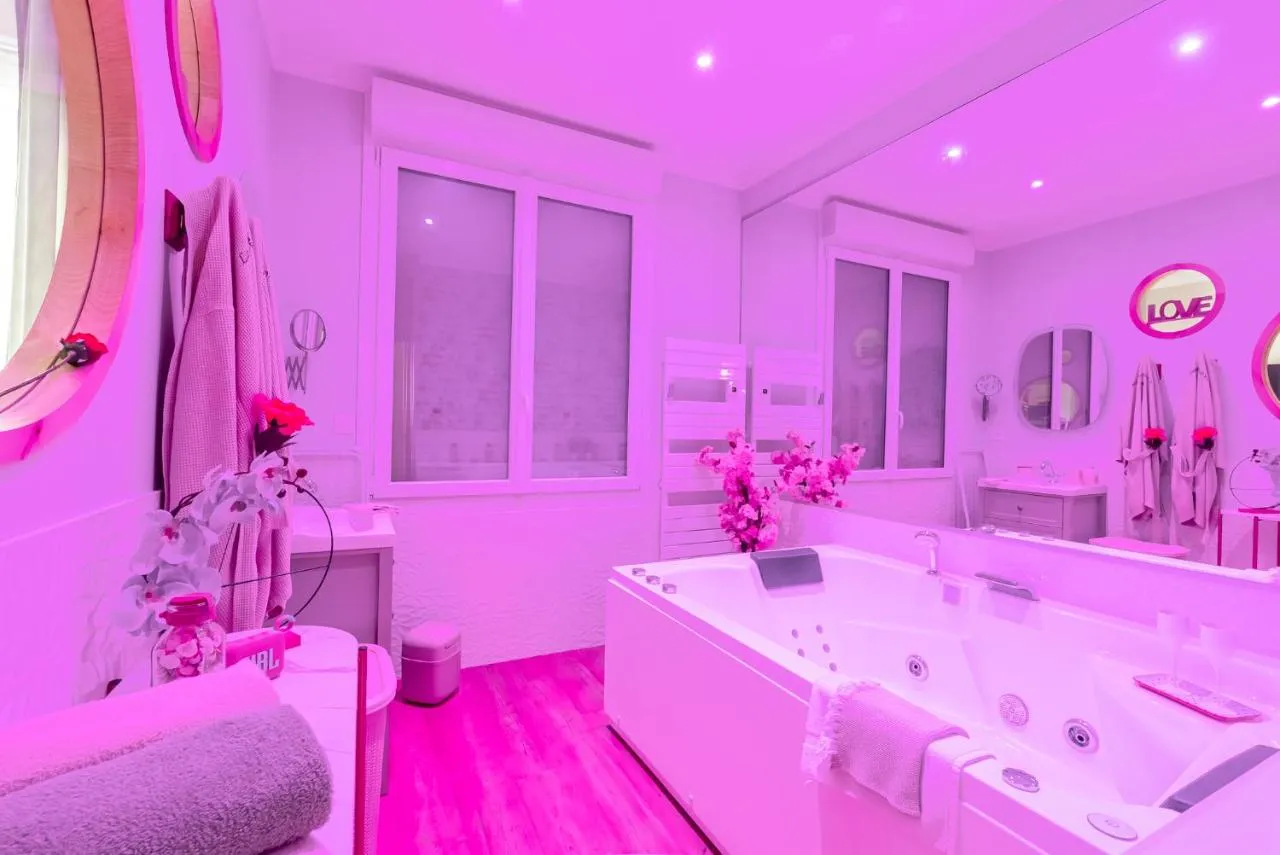 La Bulle Romantique : baignoire à remous en lumière rose, love room à Calais