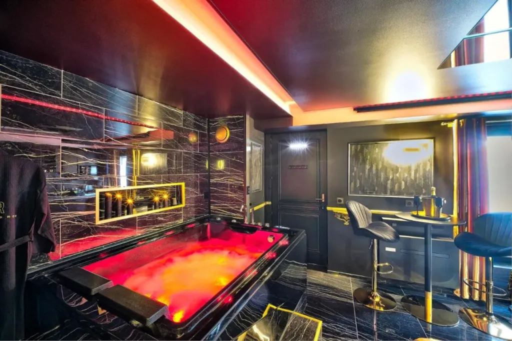 La Golden Room : jacuzzi en lumière rouge, love room à Mâcon