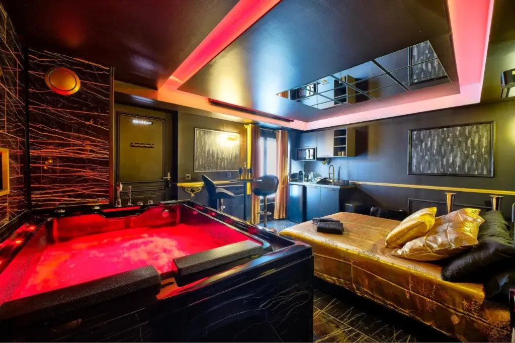 La Golden Room : jacuzzi et lit, love room à Mâcon