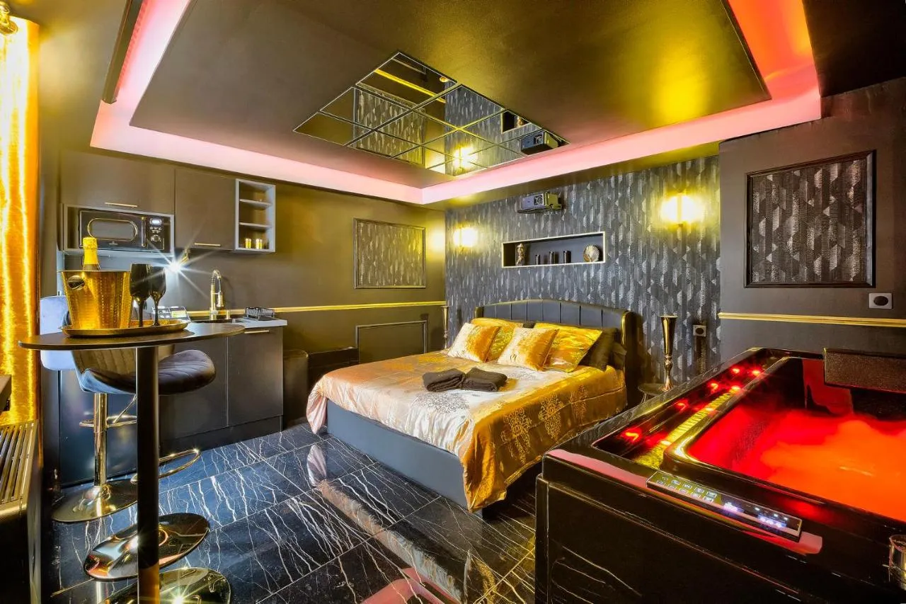La Golden Room : suite et jacuzzi, love room à Mâcon