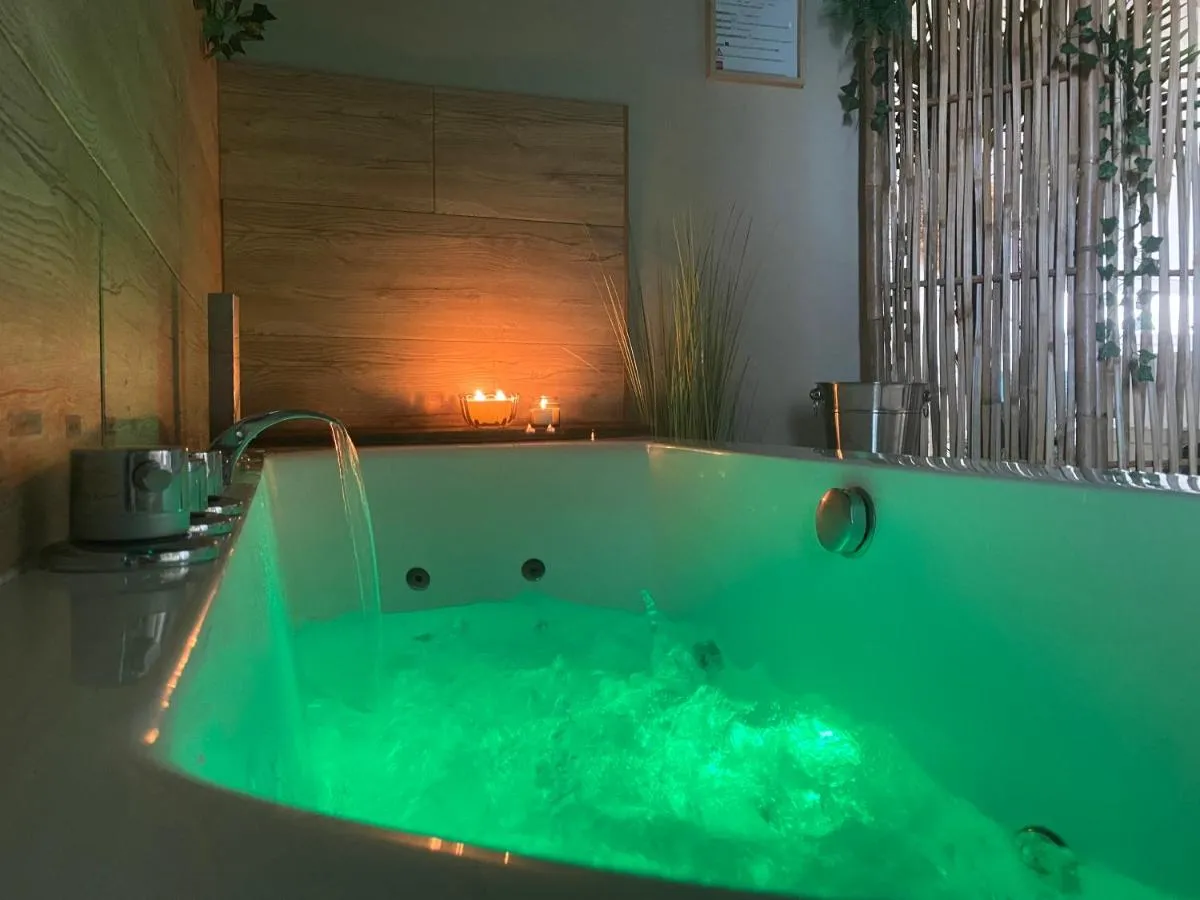 La Love : bain à remous aux chandelles, love room à Marseille