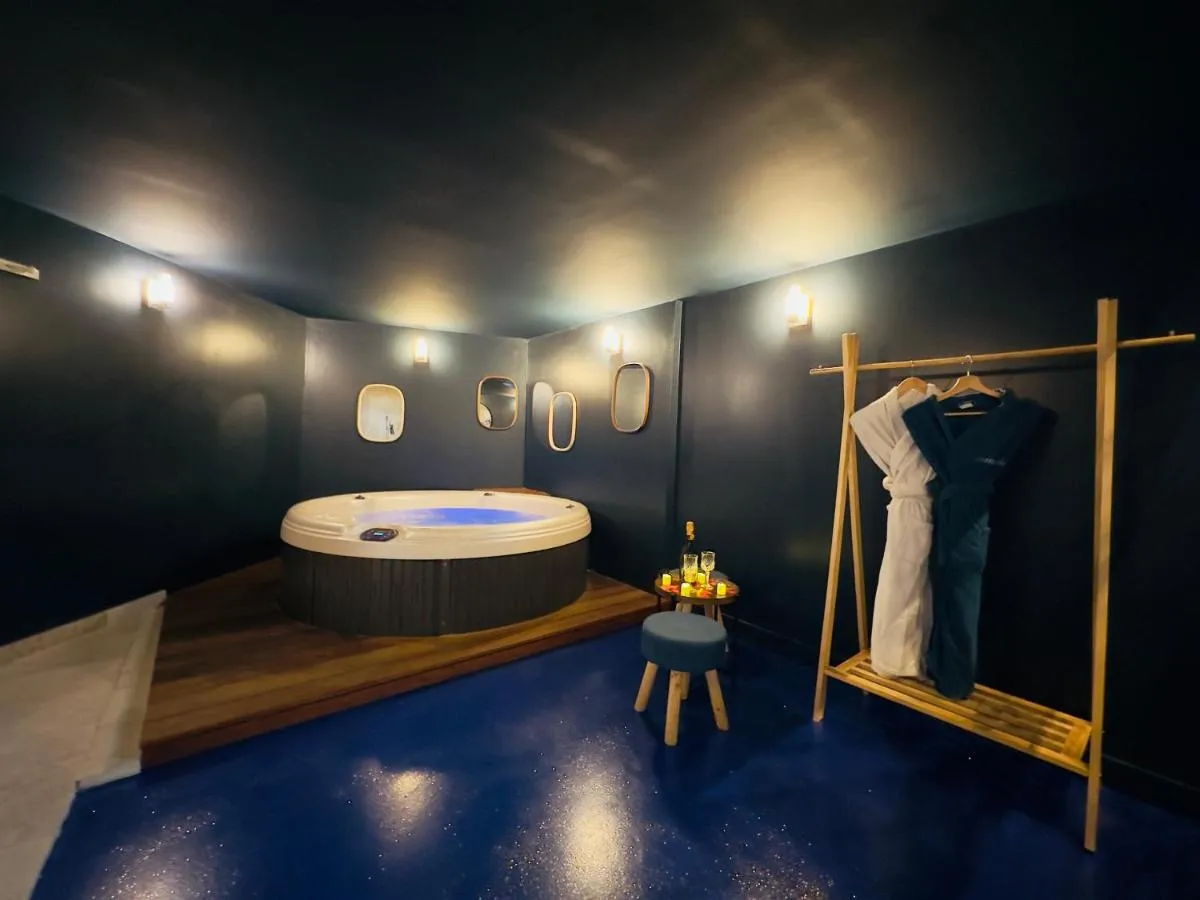 La Parenthèse : bain à remous et escalier en colimaçon, love room à Bordeaux