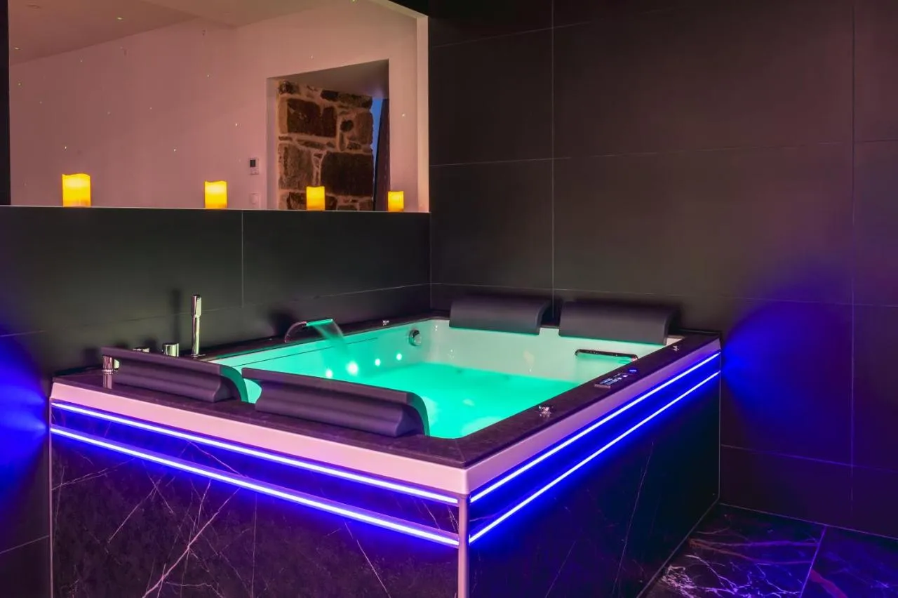 La Parenthèse Sensuelle : baignoire spa en lumière LED, love room à Brest