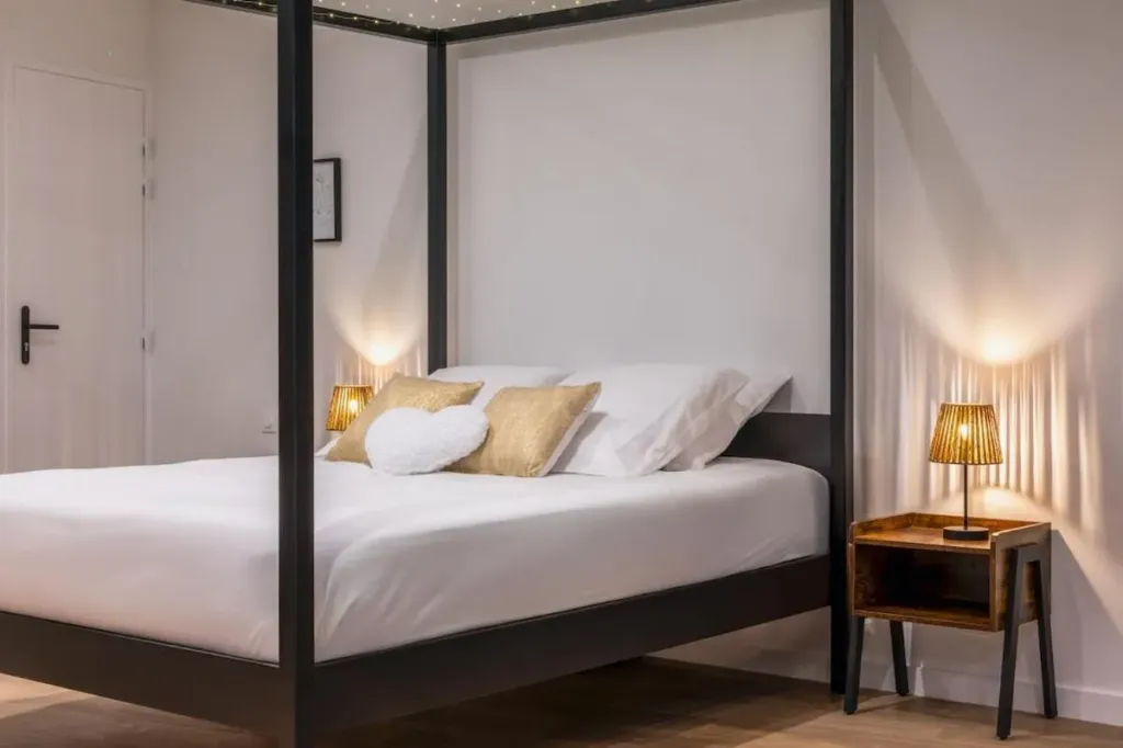 La Parenthèse Sensuelle : lit à baldaquin, love room à Brest