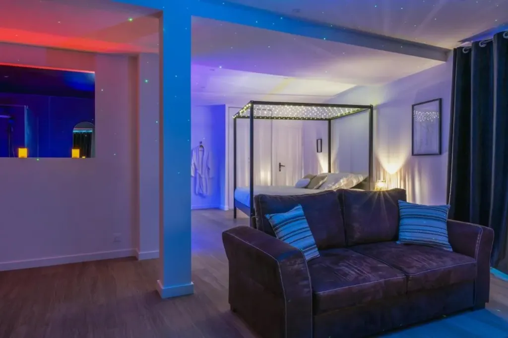 La Parenthèse Sensuelle : salon et chambre, love room à Brest