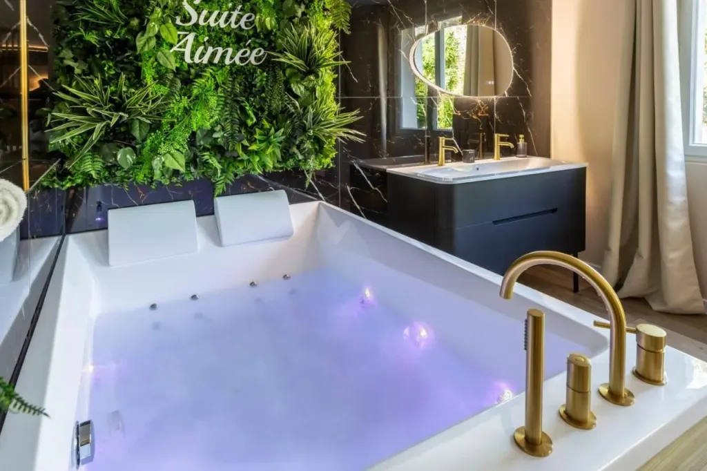 La Suite Aimée : baignoire balnéo, love room à Angoulême