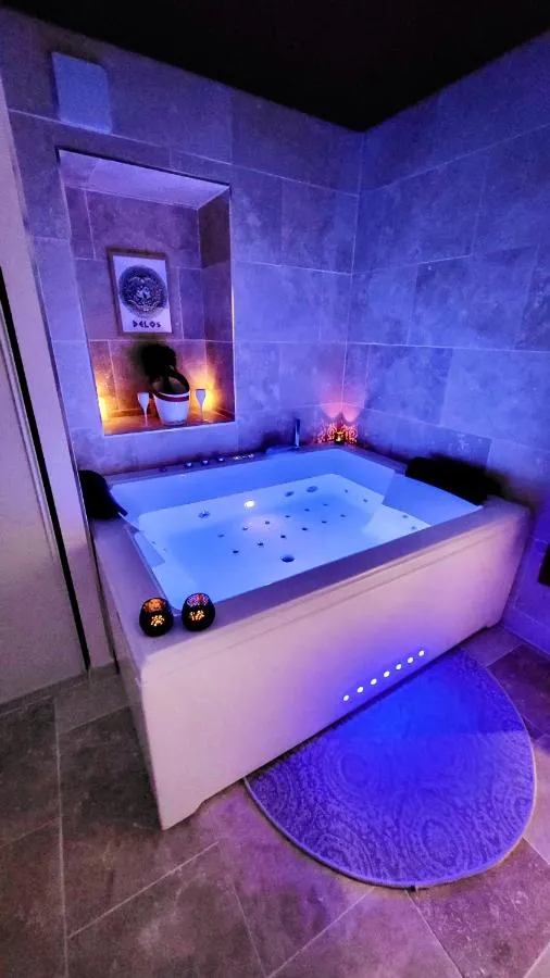 La Suite Delos : jacuzzi deux places, love room à Quimper