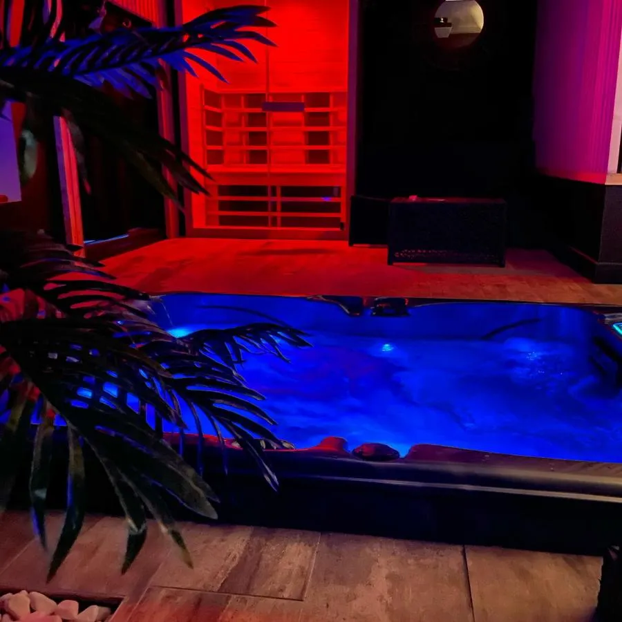 La Suite Grenoble : jacuzzi en lumière bleue, love room à Grenoble