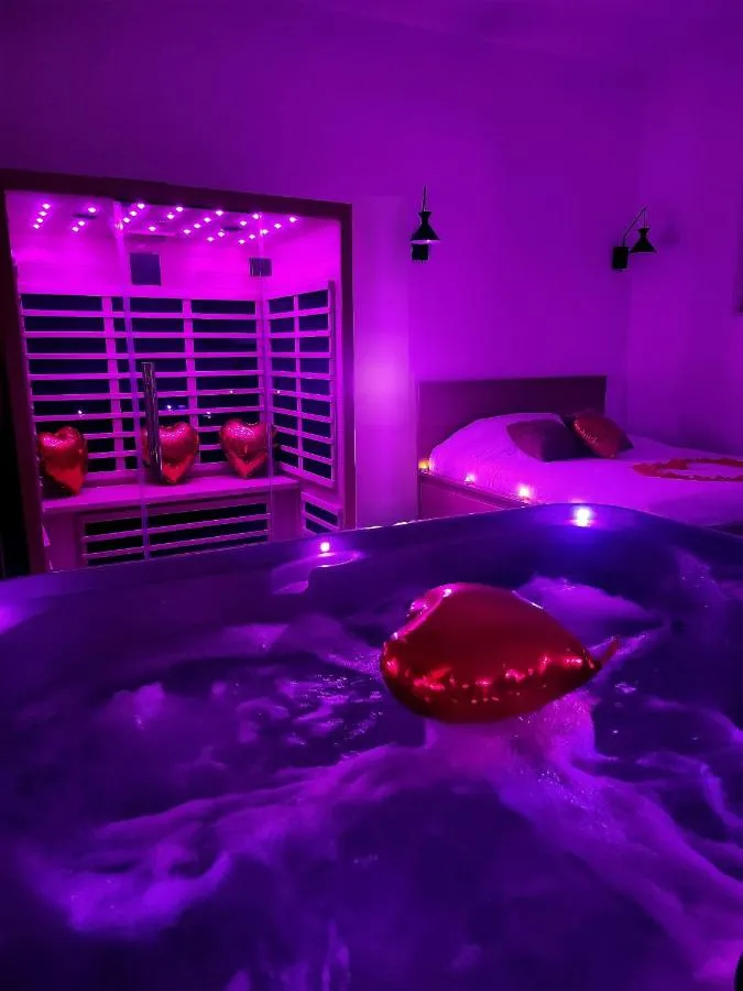La Suite Valentine : jacuzzi et sauna en lumière violette, love room à Marseille