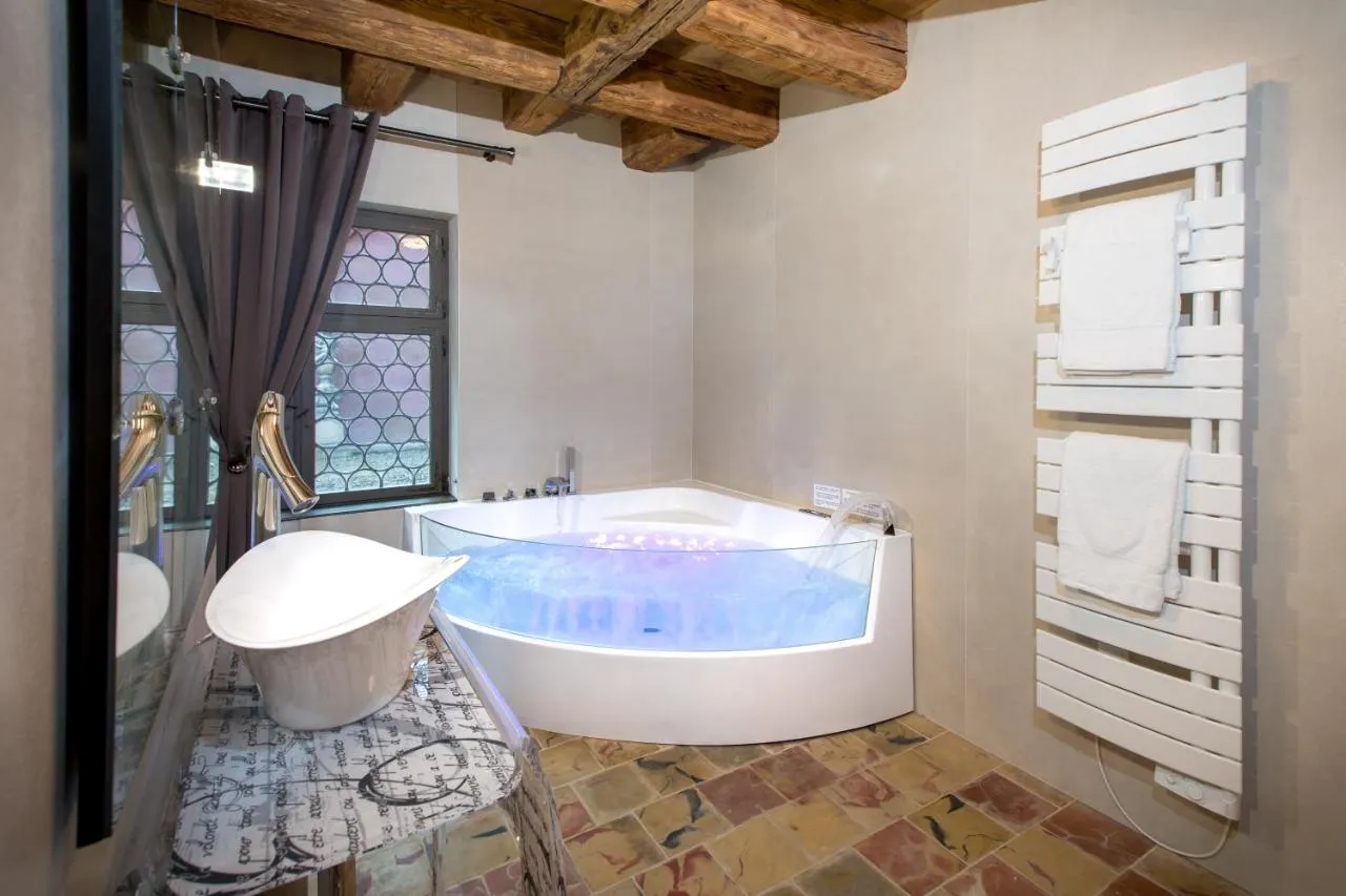 Le 1615 : baignoire spa d'angle, love room à Colmar