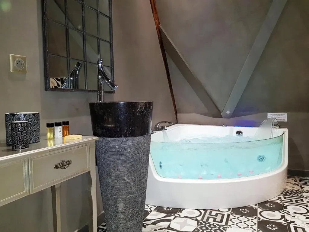 Le 1615 : baignoire spa et vasque, love room à Colmar