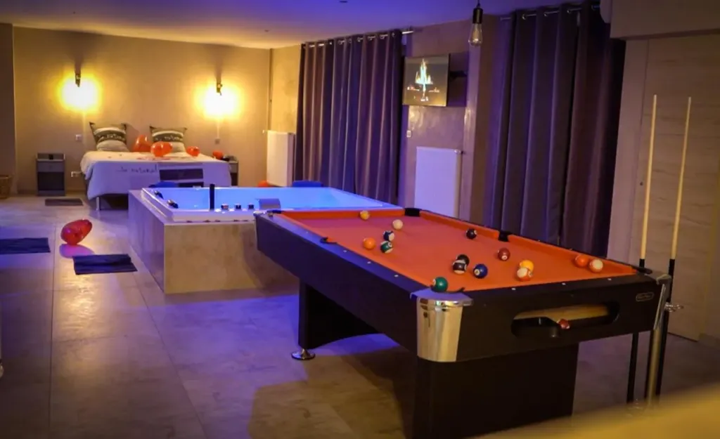 Le Loft à Bulles : jacuzzi et billard, love room à Strasbourg