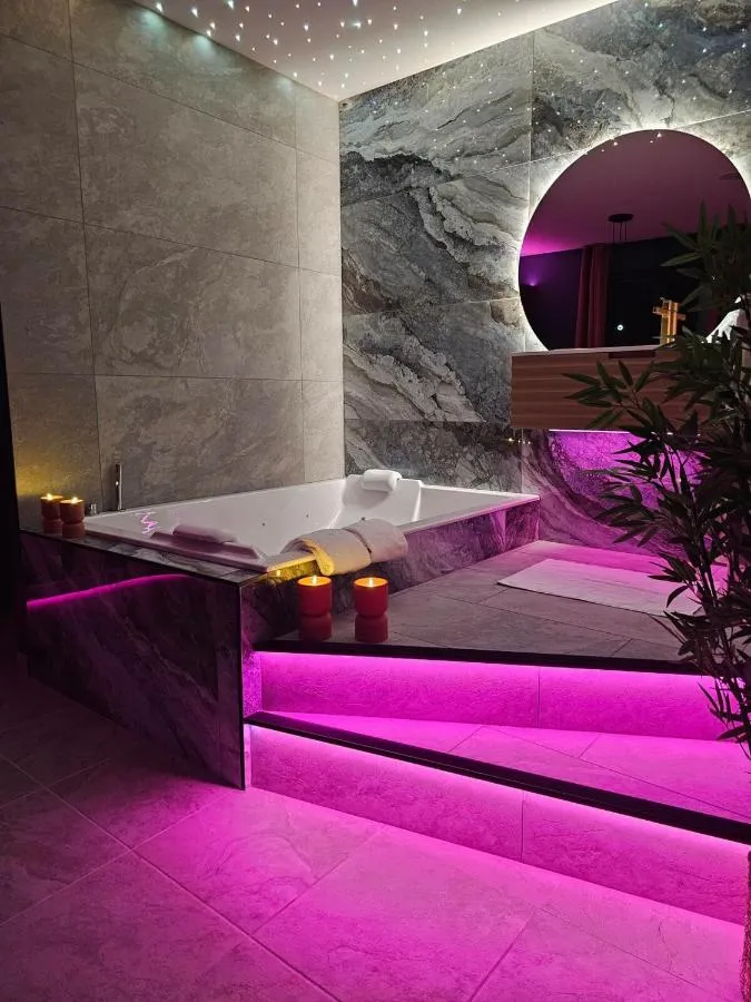 Le Nid Défendu : bain à remous au milieu des plantes, love room à Tours