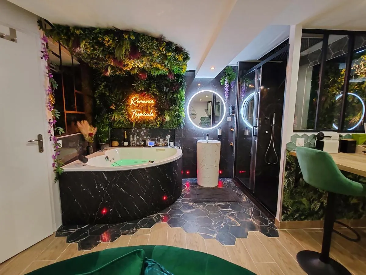 Le Quai Amiénois : jacuzzi rond et décor tropical, love room à Amiens