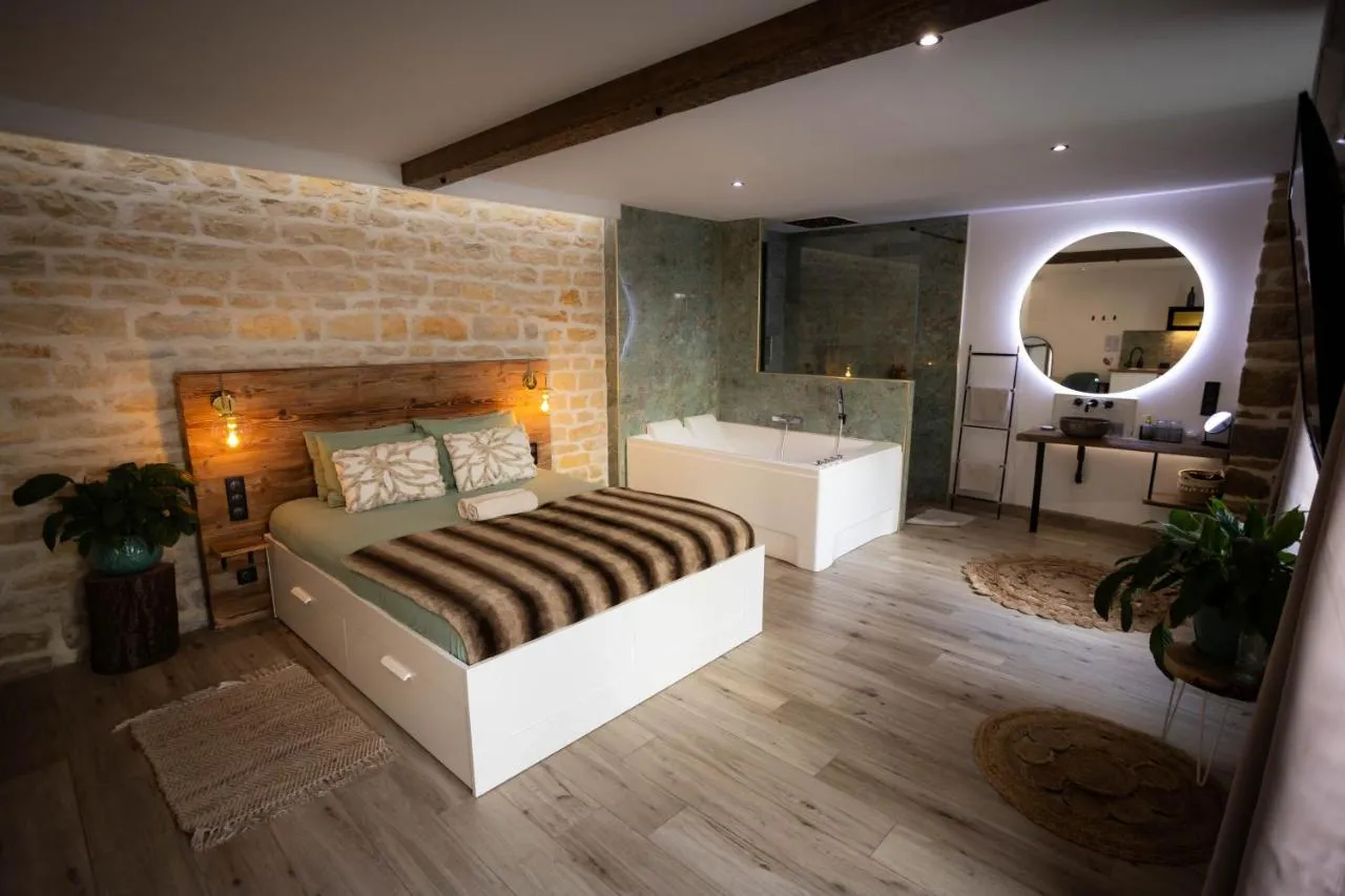 Les Jardins Secrets : chambre, pierre et baignoire spa, love room à Dijon