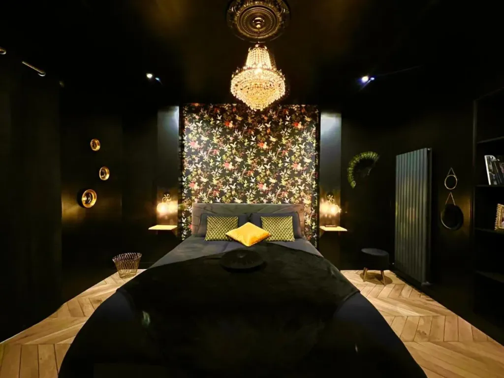 Les Petits Plaisirs : chambre au décor Gatsby, love room à Angers