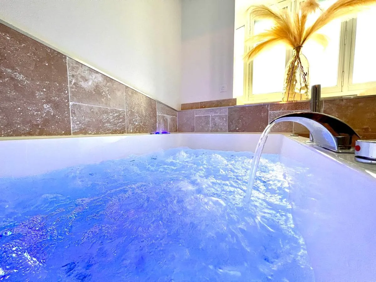 Les Petits Plaisirs : jacuzzi en lumière bleue, love room à Angers