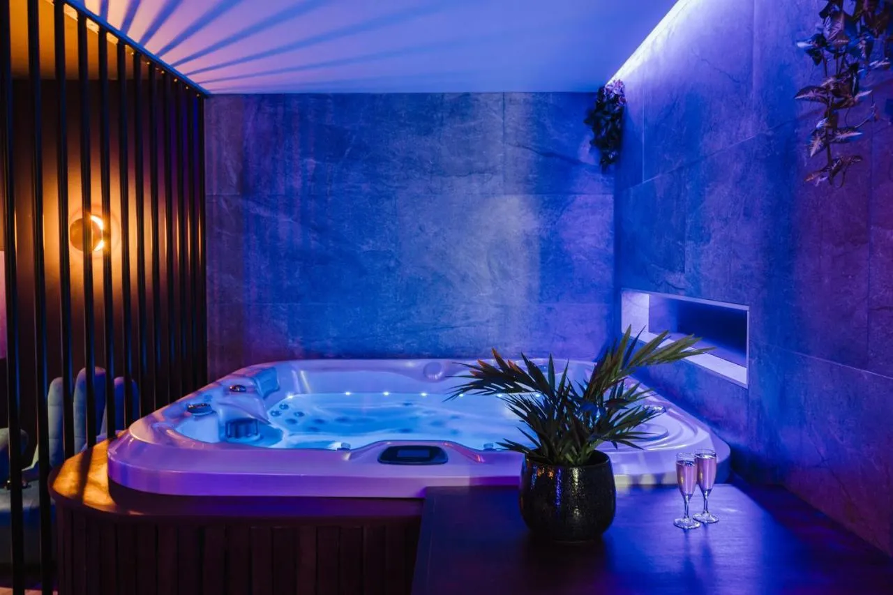 Les Private Places : jacuzzi en lumière bleue, love room à Orléans
