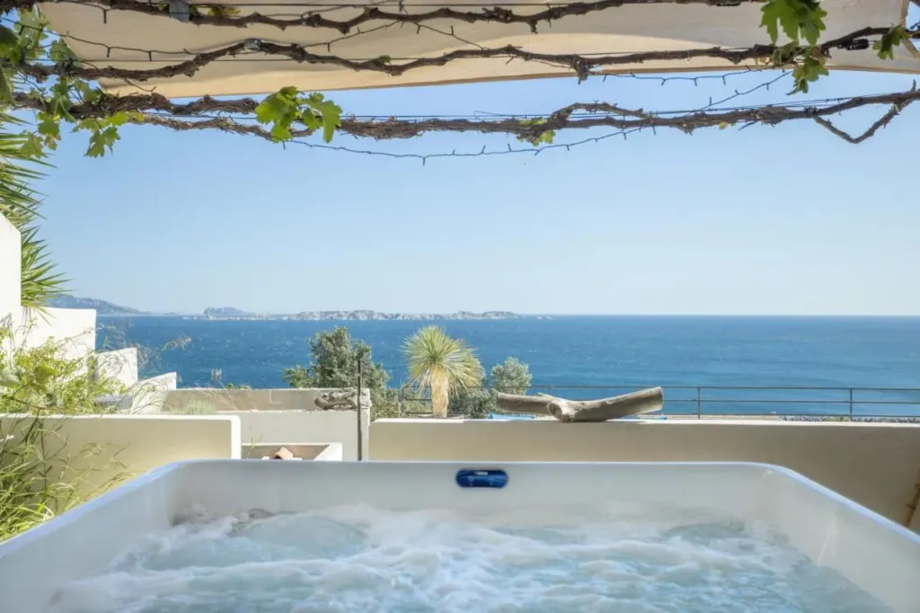Week-end en amoureux à Marseille : jacuzzi face à la mer aux Suites Love
