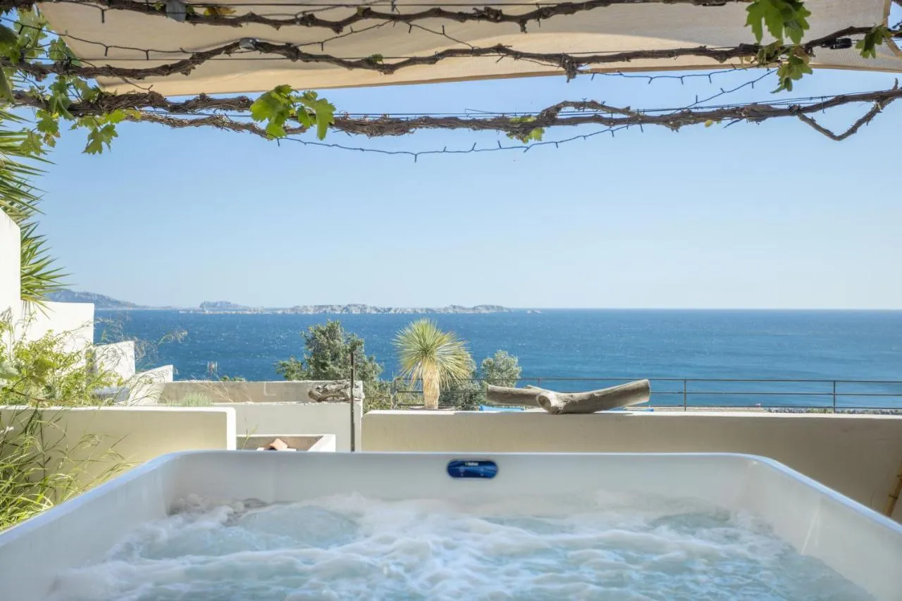 Les Suites Love : jacuzzi face à la mer, love room à Marseille