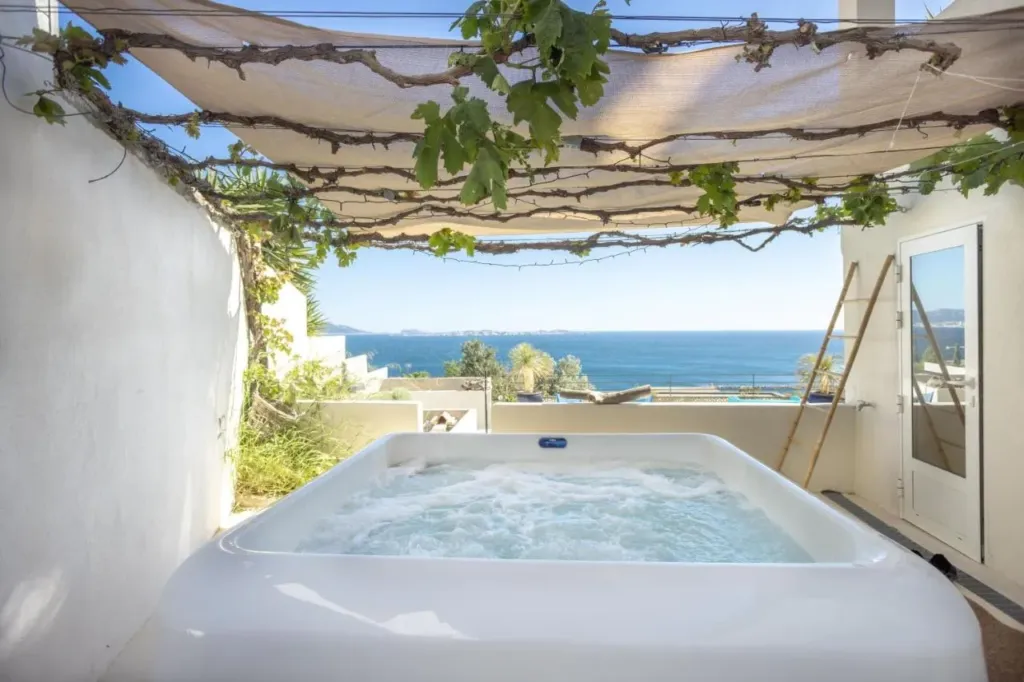 Les Suites Love : jacuzzi sous la treille, love room à Marseille